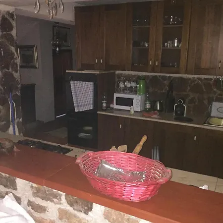 Hébergement de vacances Spacious And Charming House In With Large Garden Vozuca